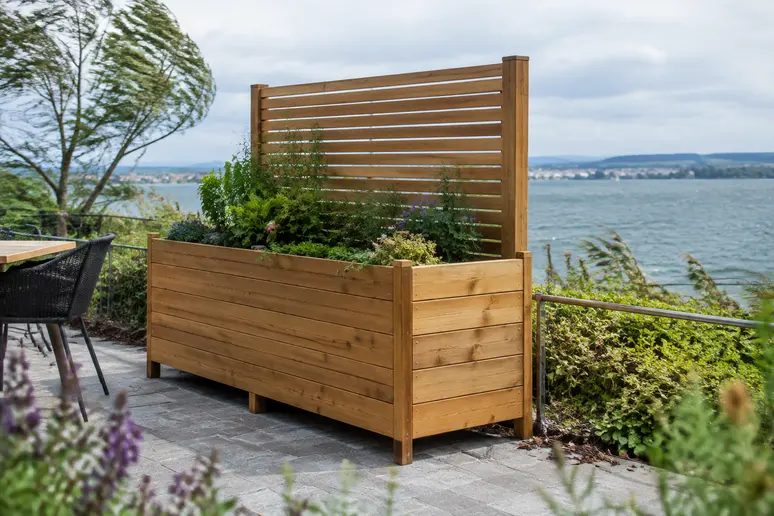 Hochbeet mit Sichtschutz auf einer windigen Terrasse am Bodensee als Windschutz
